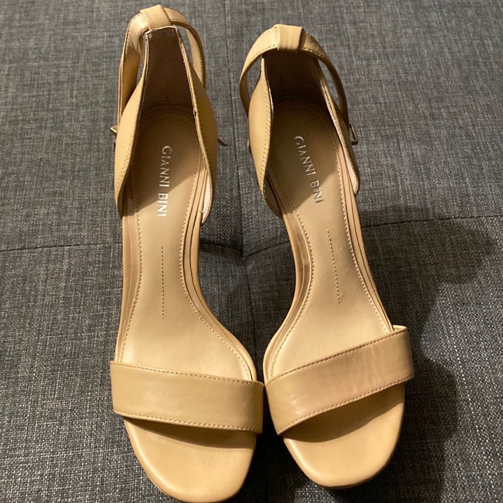 Gianni Bini beige shoes